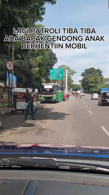 Momen haru ayah nekat stop mobil polisi TikTok Momen haru ayah nekat stop mobil polisi TikTok