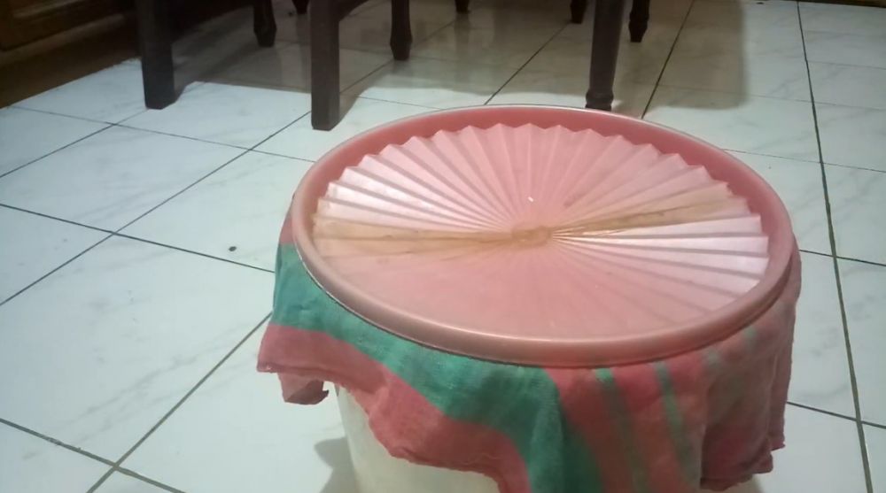Agar bebas serangga, begini cara mengatasi tutup toples longgar dan retak tanpa perlu dilem
