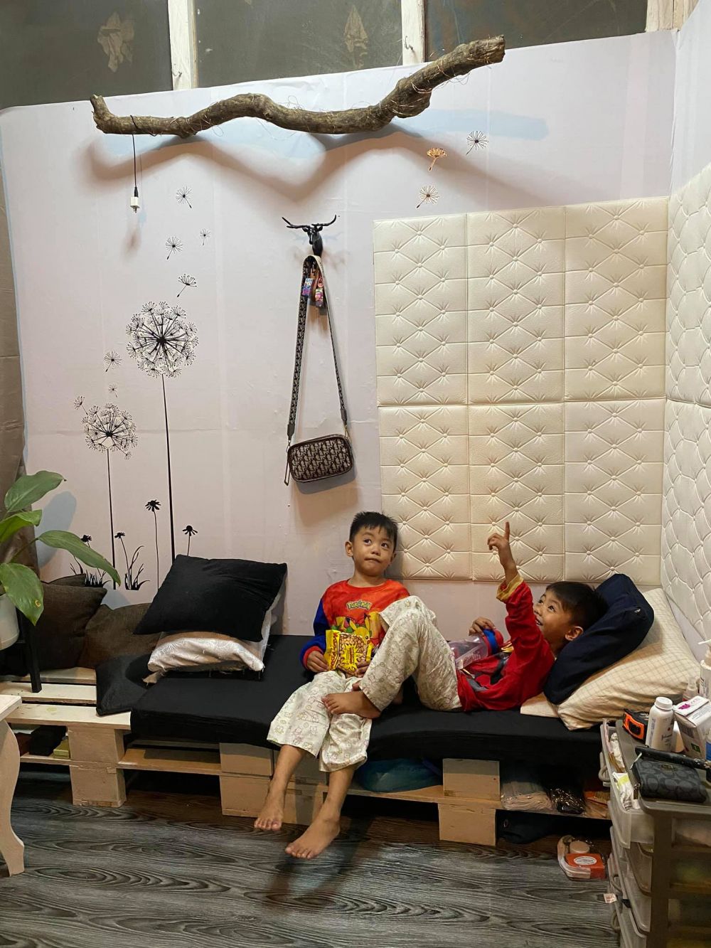 rumah triplek isi tak terduga © Facebook