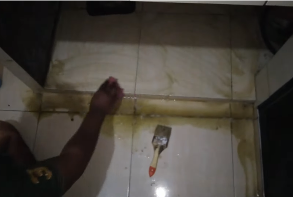 Tanpa disikat, ini cara mudah bersihkan lantai dapur dari sisa karat tabung gas pakai 2 bahan