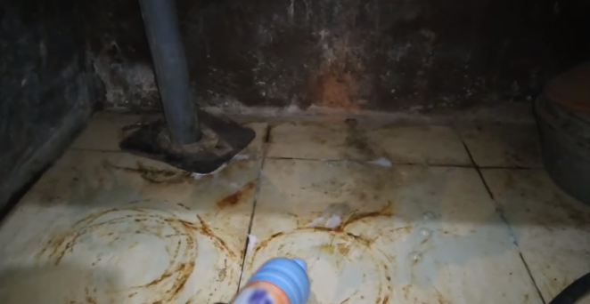 Tanpa disikat, ini cara mudah bersihkan lantai dapur dari sisa karat tabung gas pakai 2 bahan