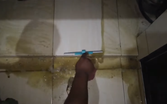 Tanpa disikat, ini cara mudah bersihkan lantai dapur dari sisa karat tabung gas pakai 2 bahan