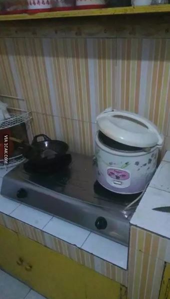 Potret kocak saat menanak nasi Berbagai sumber