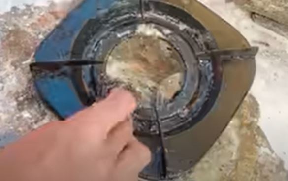 Cukup pakai 2 bahan, begini cara ampuh bersihkan noda membandel pada tungku kompor