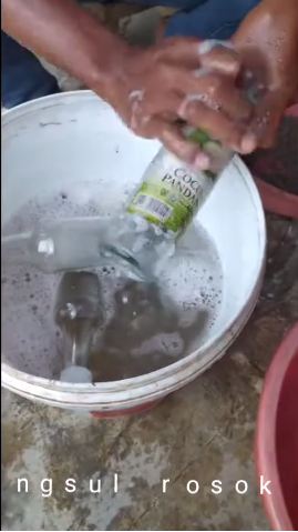 Trik mudah cuci botol kaca bekas sirup agar jadi bersih maksimal cuma pakai 2 bahan sederhana