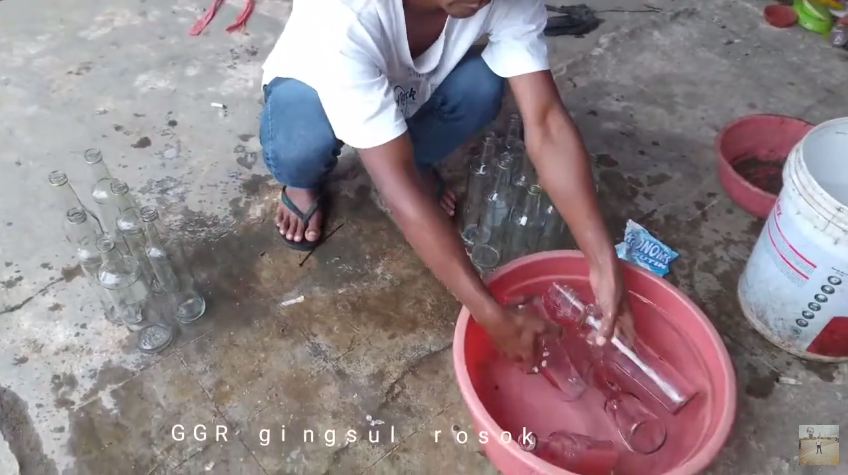 Trik mudah cuci botol kaca bekas sirup agar jadi bersih maksimal cuma pakai 2 bahan sederhana