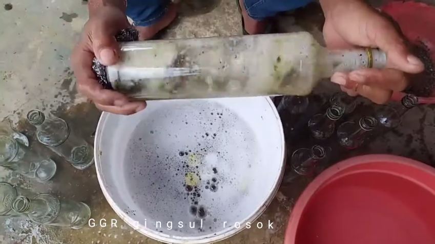Trik mudah cuci botol kaca bekas sirup agar jadi bersih maksimal cuma pakai 2 bahan sederhana