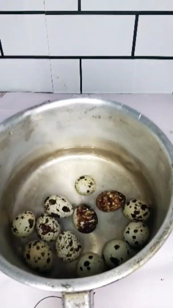 Tanpa direbus larutan garam, ini trik praktis mengupas telur puyuh agar hasilnya mulus