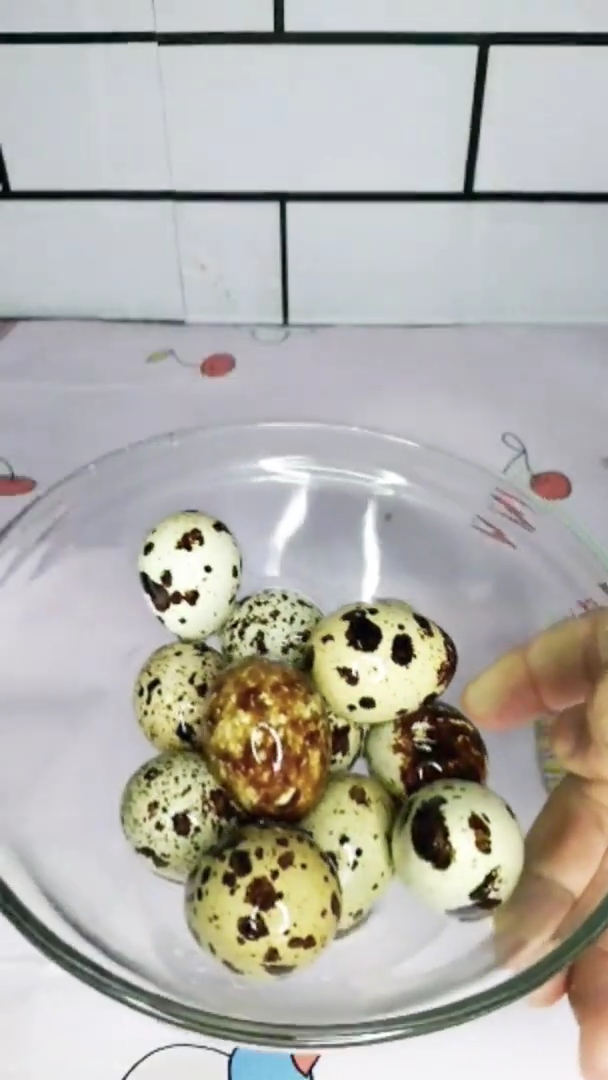 Tanpa direbus larutan garam, ini trik praktis mengupas telur puyuh agar hasilnya mulus