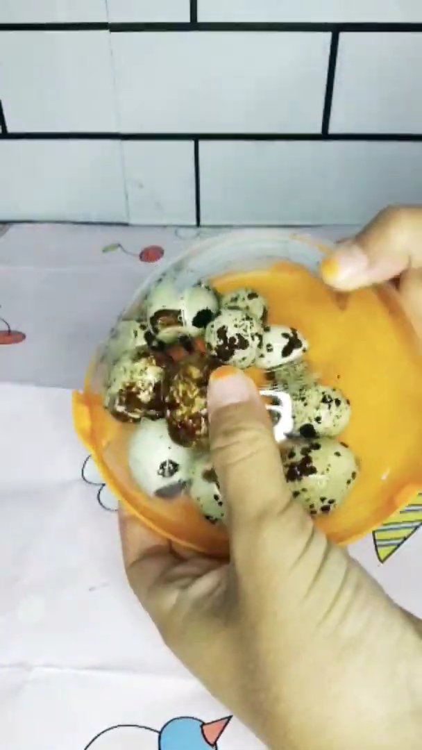 Tanpa direbus larutan garam, ini trik praktis mengupas telur puyuh agar hasilnya mulus