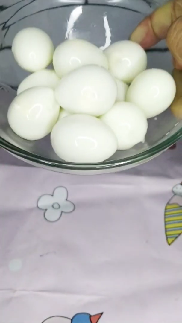 Tanpa direbus larutan garam, ini trik praktis mengupas telur puyuh agar hasilnya mulus