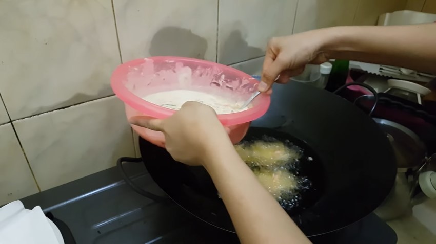 Trik mengolah adonan bakwan sayur biar teksturnya nggak keras, wangi, dan lebih gurih