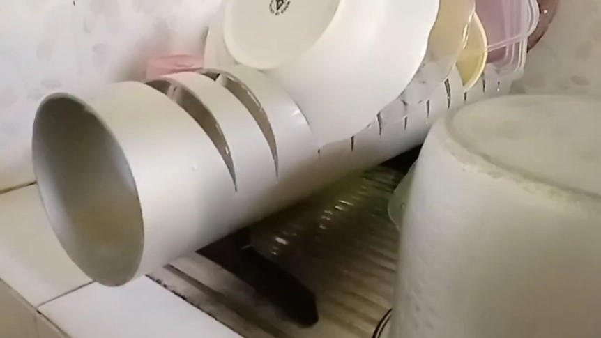 Cara bikin rak piring sederhana dan hemat tempat cuma pakai 1 barang bekas