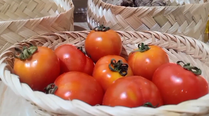 Tanpa cobek ataupun blender, ini cara mudah bikin sambal terasi yang awet berhari-hari