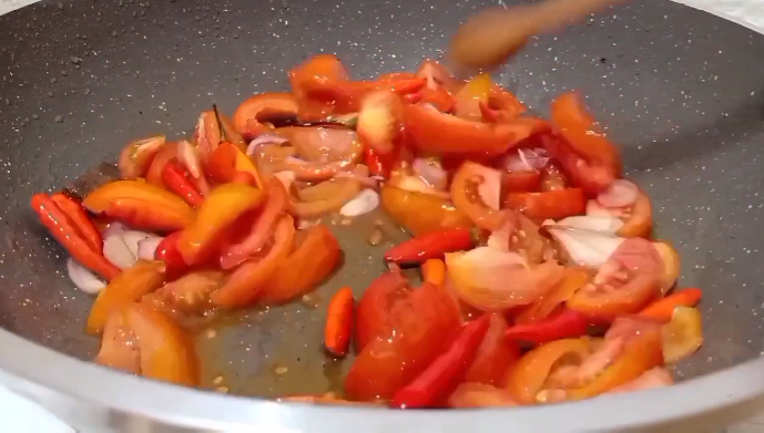 Tanpa cobek ataupun blender, ini cara mudah bikin sambal terasi yang awet berhari-hari
