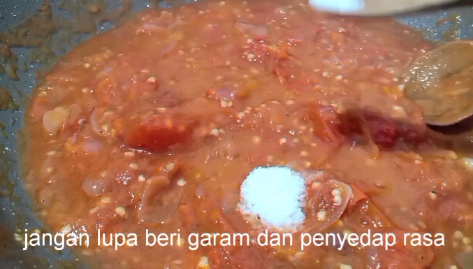 Tanpa cobek ataupun blender, ini cara mudah bikin sambal terasi yang awet berhari-hari