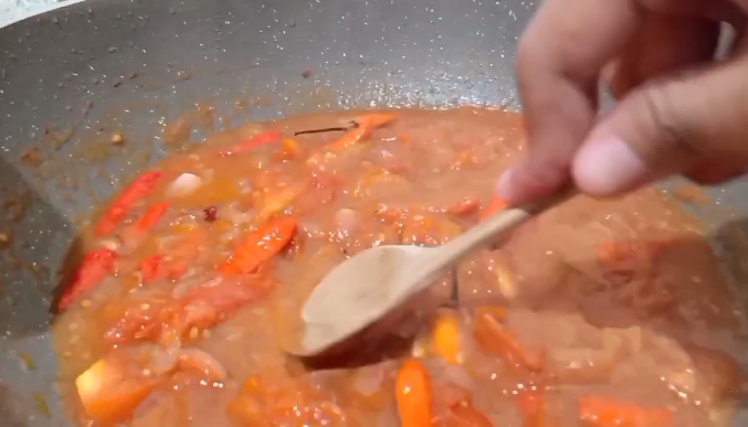 Tanpa cobek ataupun blender, ini cara mudah bikin sambal terasi yang awet berhari-hari