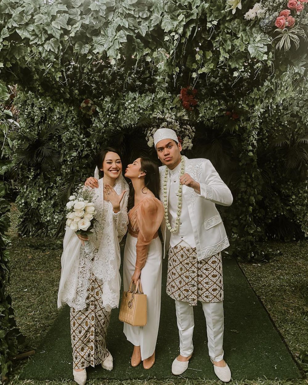 gaya jessica mila saat kondangan © berbagai sumber gaya jessica mila saat kondangan © berbagai sumber