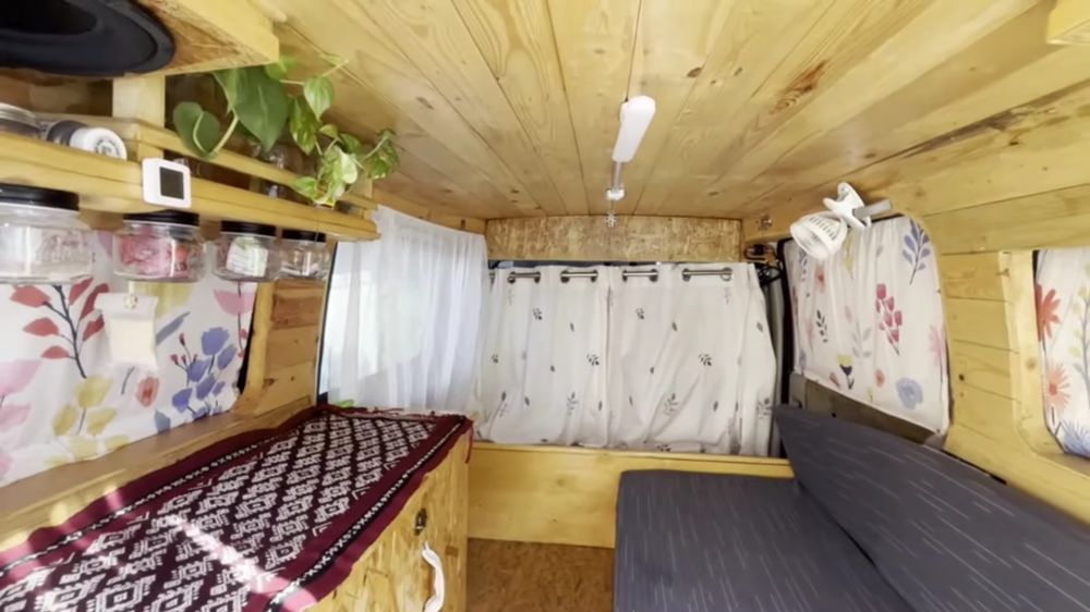 Ubah minibus jadi hunian portable, ini 8 potret campervan minimalis yang cozy buat travelling
