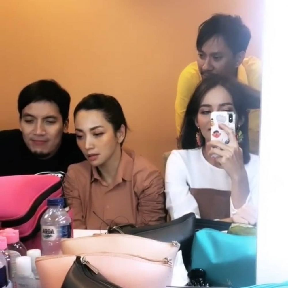 kebersamaan enzy dan host tonight show © berbagai sumber