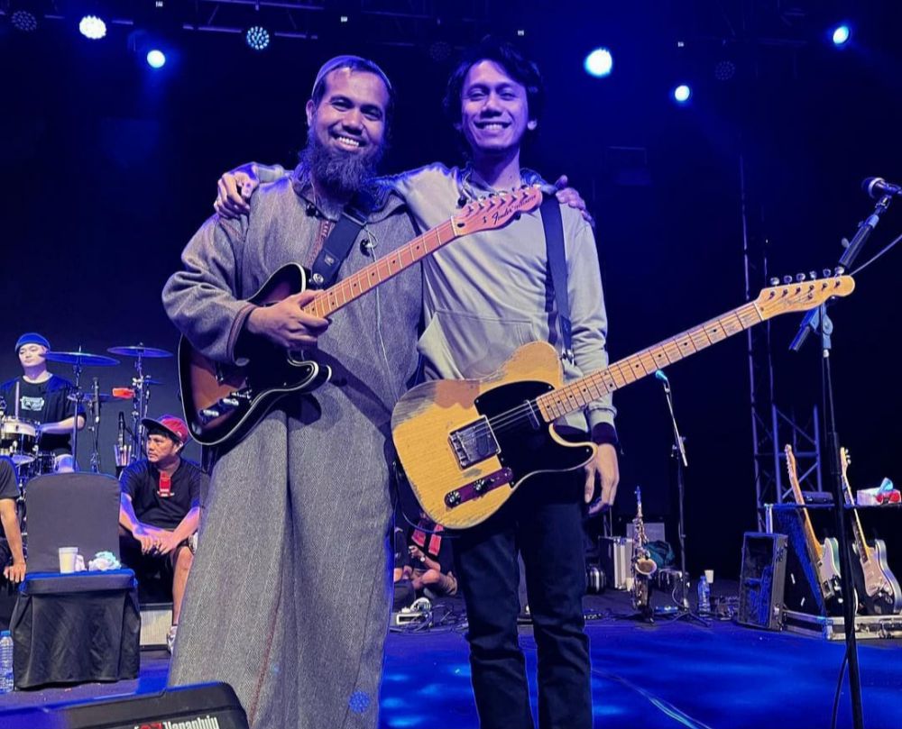 Sakti ikut manggung balik bareng Sheila on 7 © berbagai sumber