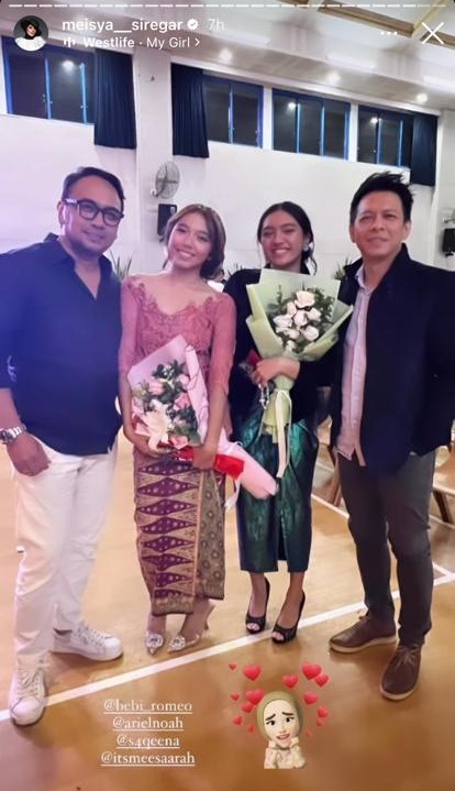 ariel noah nyanyi bareng anak di hari kelulusan © berbagai sumber  ariel noah nyanyi bareng anak di hari kelulusan © berbagai sumber