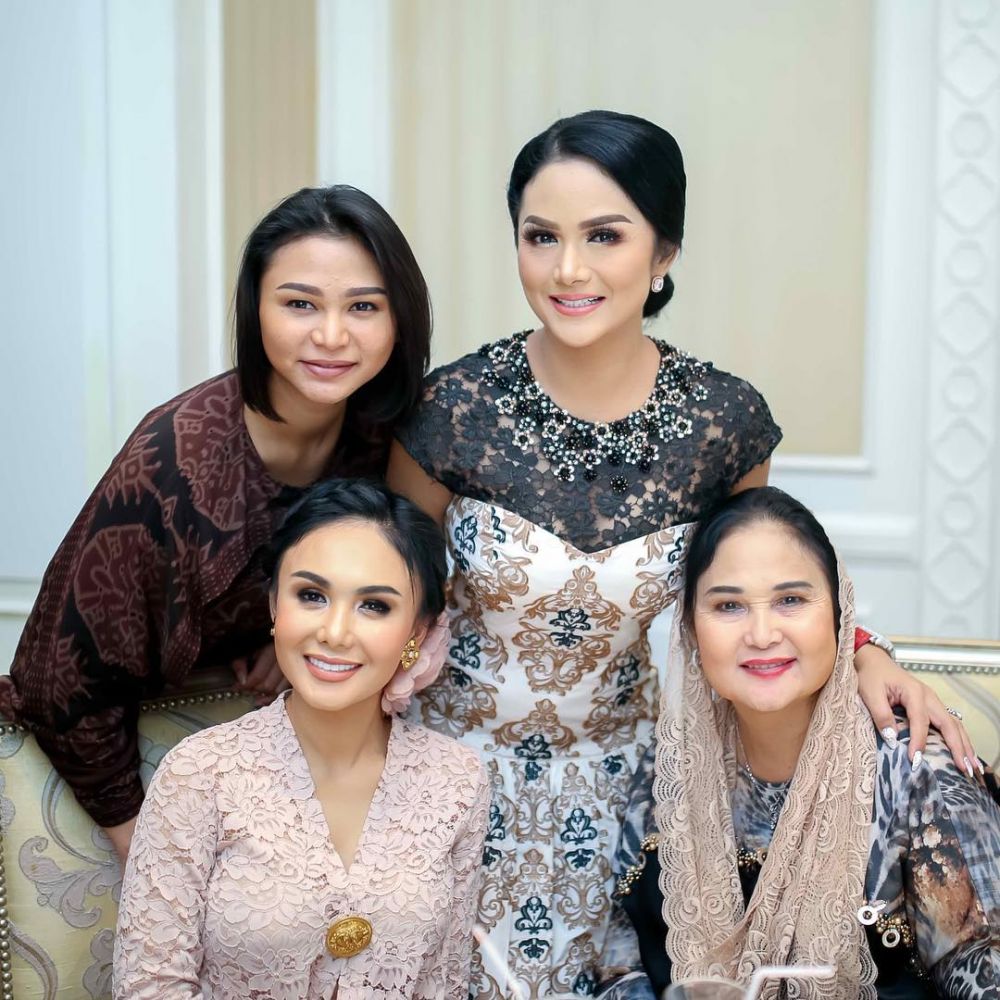 wanita imut berkebaya ini ternyata ibu dua diva © berbagai sumber