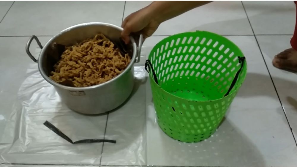 Cara kreatif meniriskan minyak berlebih di gorengan ini cepat walau tanpa spinner khusus