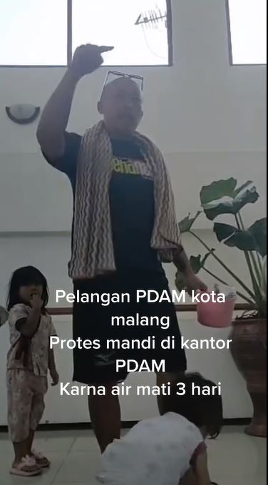 Air di rumah mati 3 hari, aksi protes bapak ajak anaknya mandi di kantor PDAM ini tuai dukungan