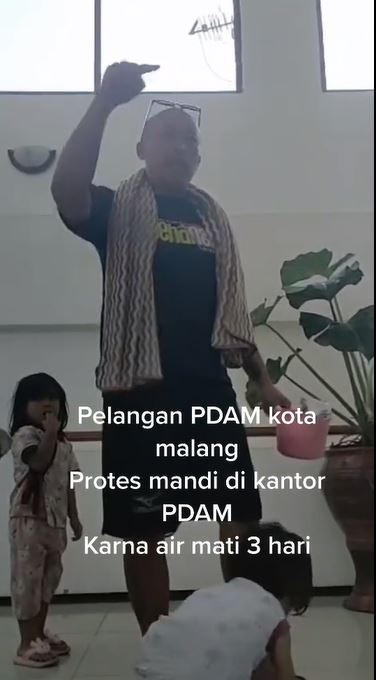 aksi mandi di kantor di PDAM Berbagai sumber