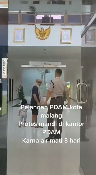 aksi mandi di kantor di PDAM Berbagai sumber