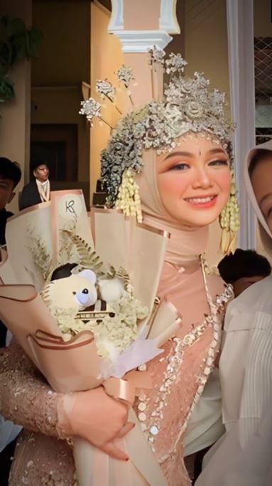 siswi SMP pakai baju pengantin TikTok