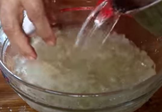 Cukup pakai 2 bahan, ini cara membersihkan lidah buaya agar aman dikonsumsi dan rasanya tidak pahit