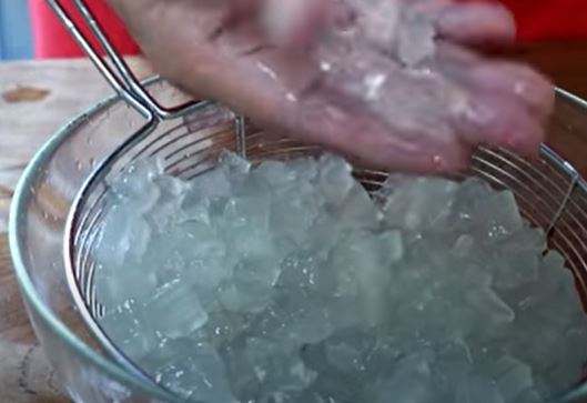 Cukup pakai 2 bahan, ini cara membersihkan lidah buaya agar aman dikonsumsi dan rasanya tidak pahit