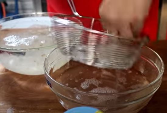 Cukup pakai 2 bahan, ini cara membersihkan lidah buaya agar aman dikonsumsi dan rasanya tidak pahit