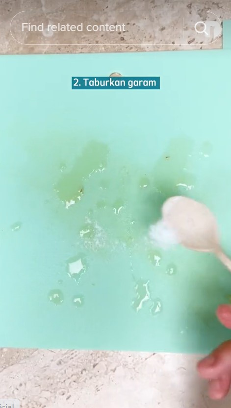 Tanpa cuka dan baking soda, begini cara menghilangkan noda kuning di talenan plastik