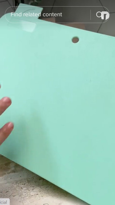 Tanpa cuka dan baking soda, begini cara menghilangkan noda kuning di talenan plastik