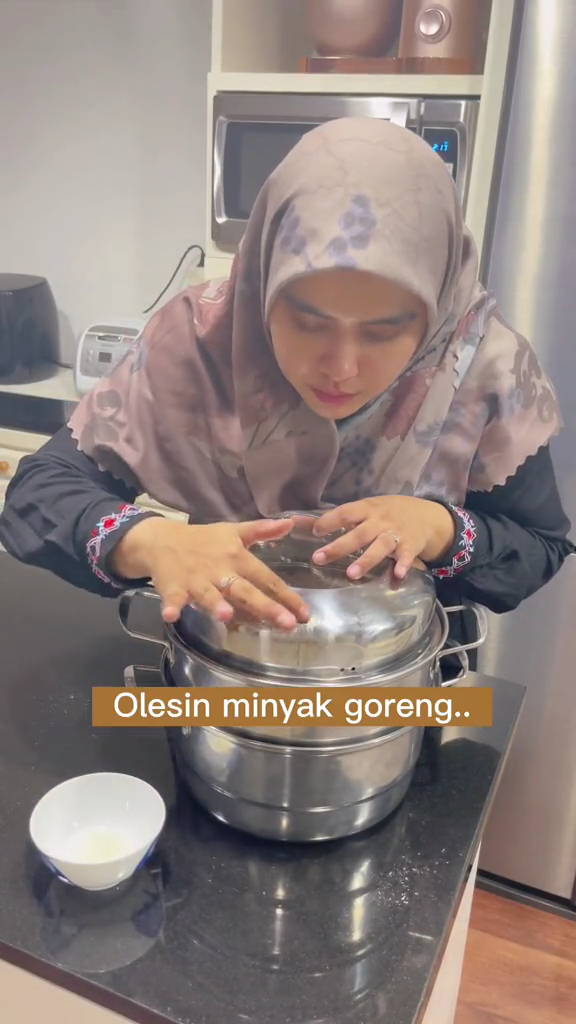 Tanpa minyak kayu putih, ini trik hilangkan bekas stiker di panci kukusan cuma pakai 2 bahan dapur