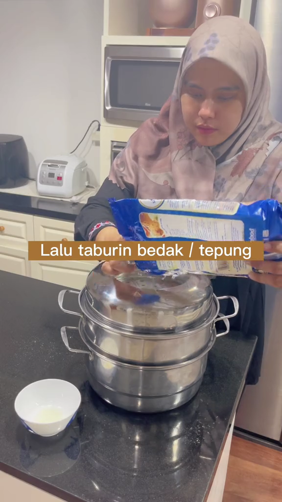 Tanpa minyak kayu putih, ini trik hilangkan bekas stiker di panci kukusan cuma pakai 2 bahan dapur