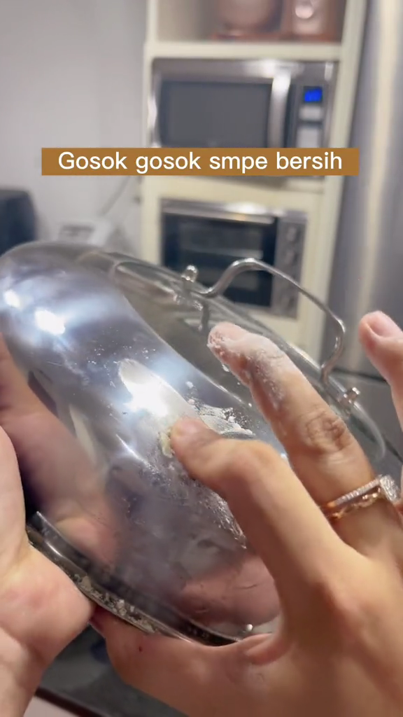 Tanpa minyak kayu putih, ini trik hilangkan bekas stiker di panci kukusan cuma pakai 2 bahan dapur