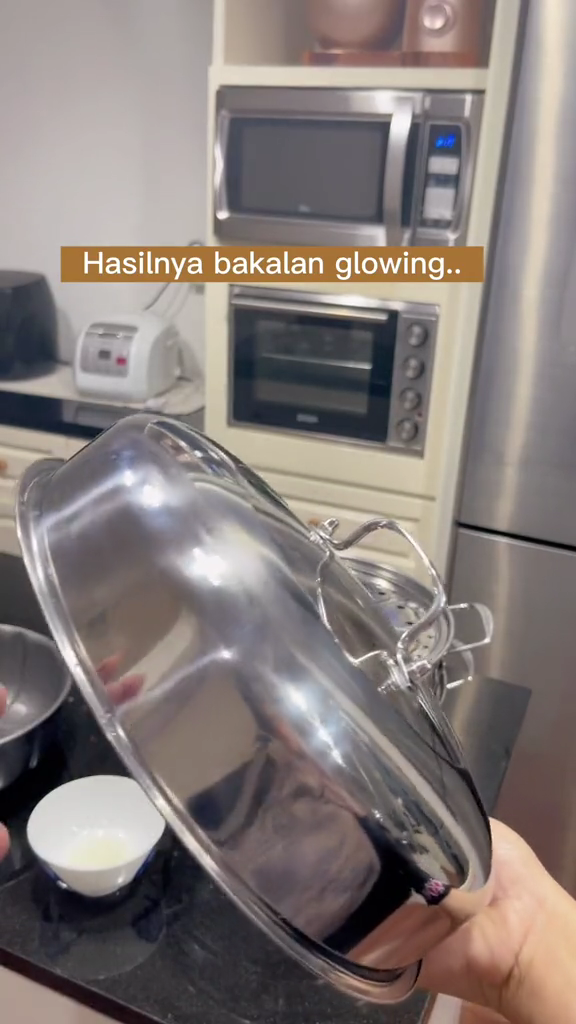 Tanpa minyak kayu putih, ini trik hilangkan bekas stiker di panci kukusan cuma pakai 2 bahan dapur