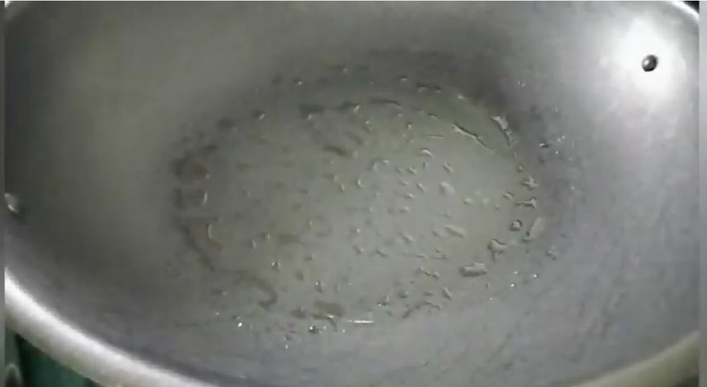 Trik goreng martabak telur mini agar tak menyerap banyak minyak dan kulitnya tidak mudah sobek