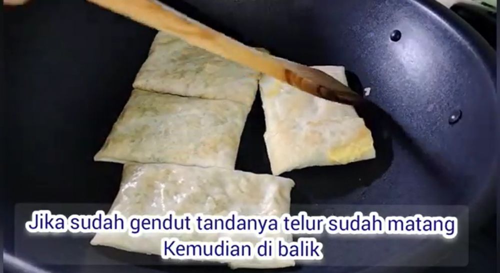 Trik goreng martabak telur mini agar tak menyerap banyak minyak dan kulitnya tidak mudah sobek