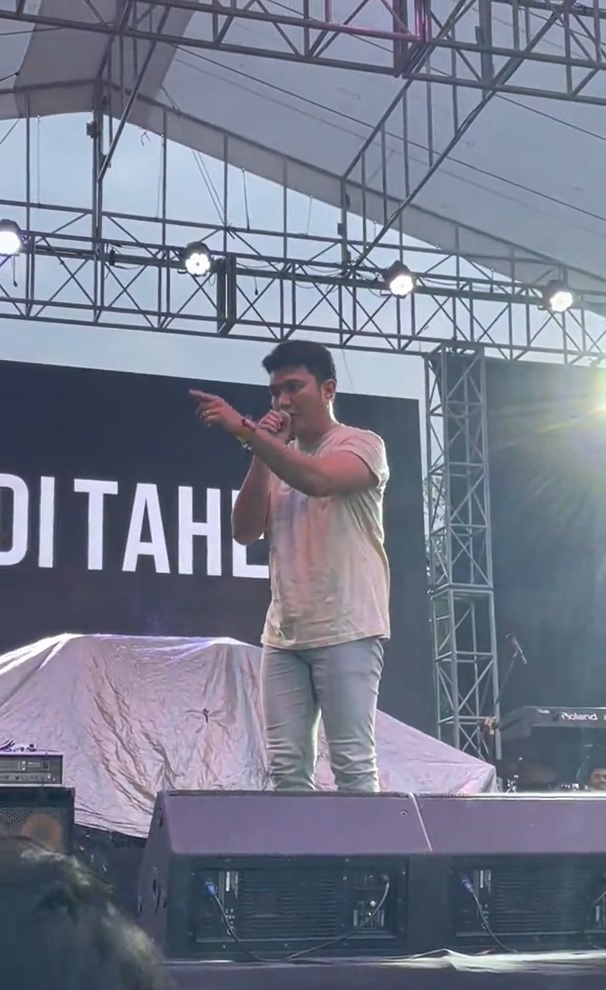 momen aldi taher ikat sepatu yang jebol pakai tali rafia © berbagai sumber