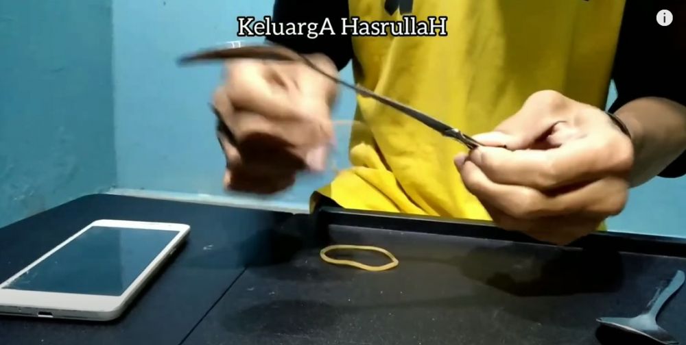 Cara kreatif menyulap sendok jadi capitan makanan, praktis pakai 2 alat sederhana