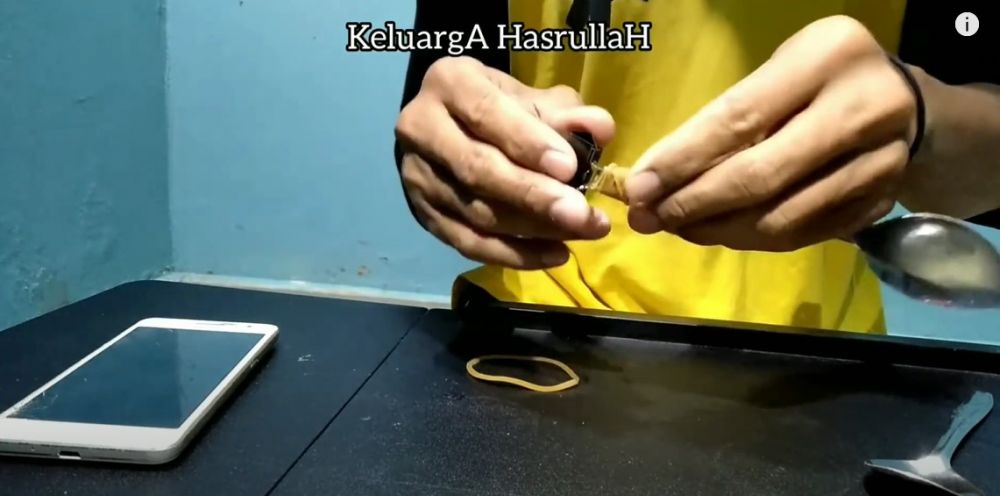 Cara kreatif menyulap sendok jadi capitan makanan, praktis pakai 2 alat sederhana