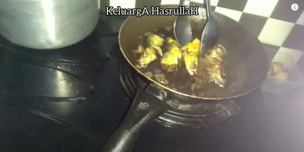 Cara kreatif menyulap sendok jadi capitan makanan, praktis pakai 2 alat sederhana