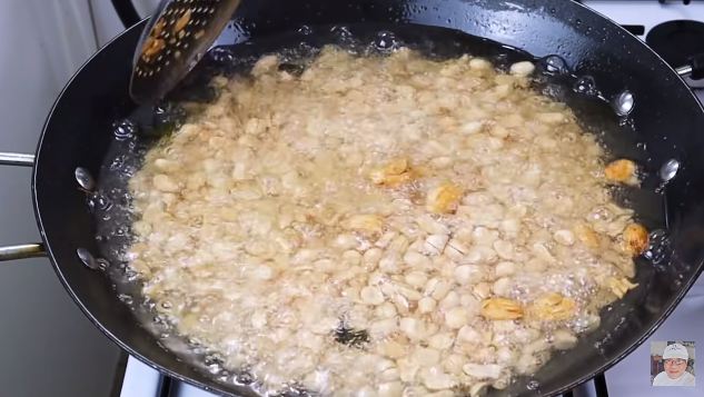 Trik mudah bikin kacang bawang agar lebih gurih, renyah, dan tidak menyerap banyak minyak