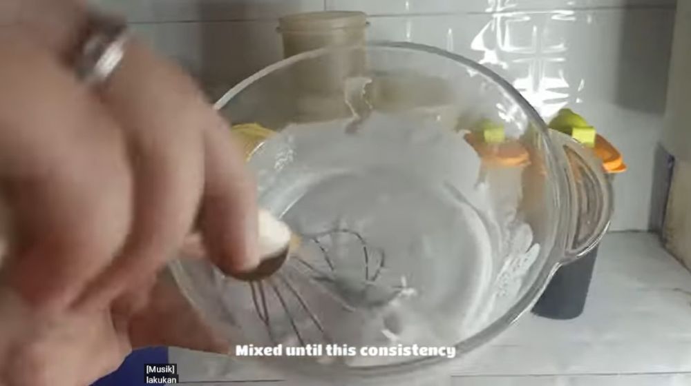 Cara bersihkan toples dan botol tupperware yang kusam, kinclong seperti baru dengan 3 bahan dapur