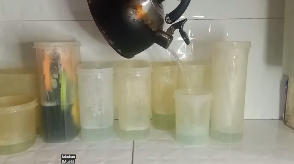 Cara bersihkan toples dan botol tupperware yang kusam, kinclong seperti baru dengan 3 bahan dapur